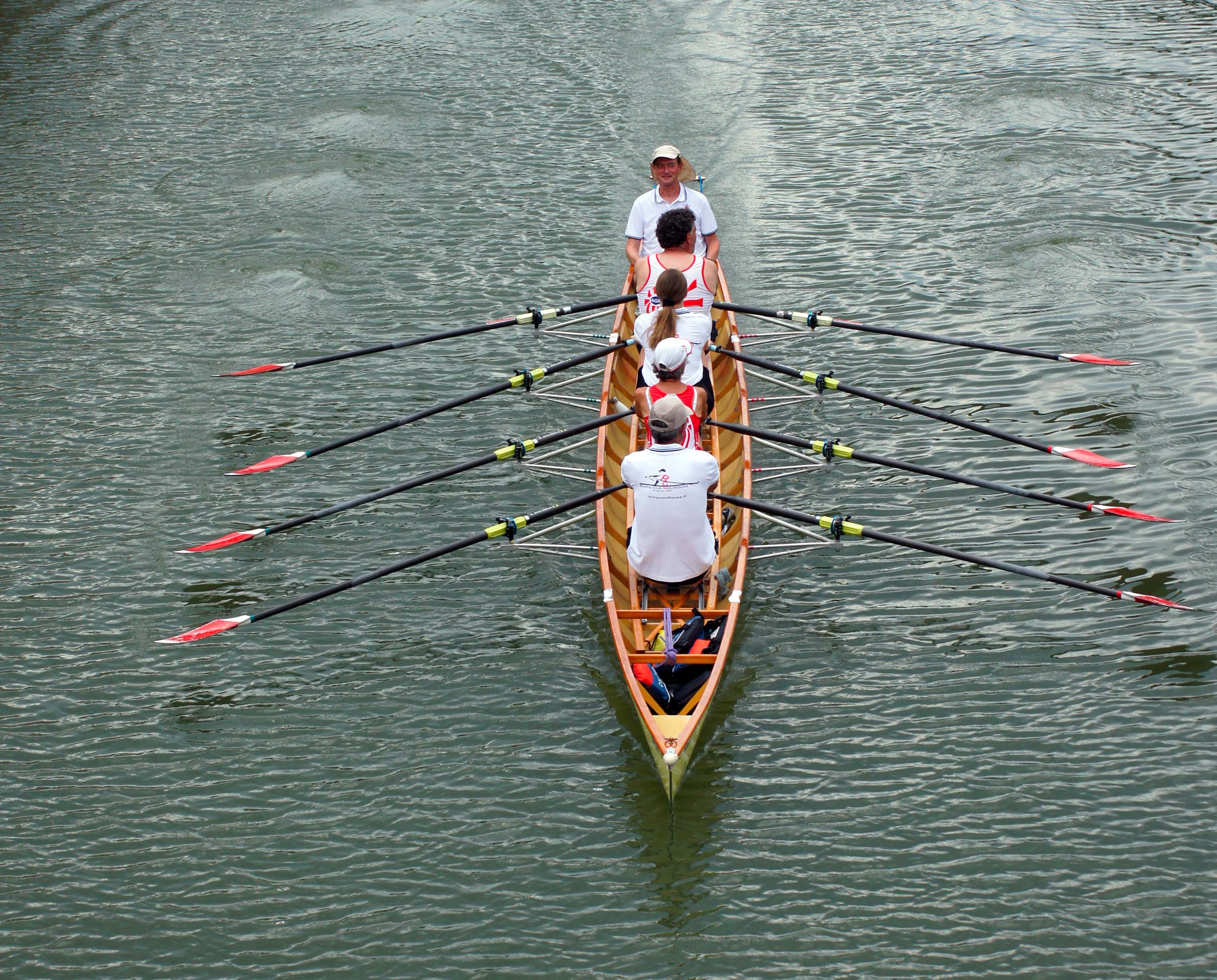 Les membres du club d'aviron de Mulhouse portant une yolette