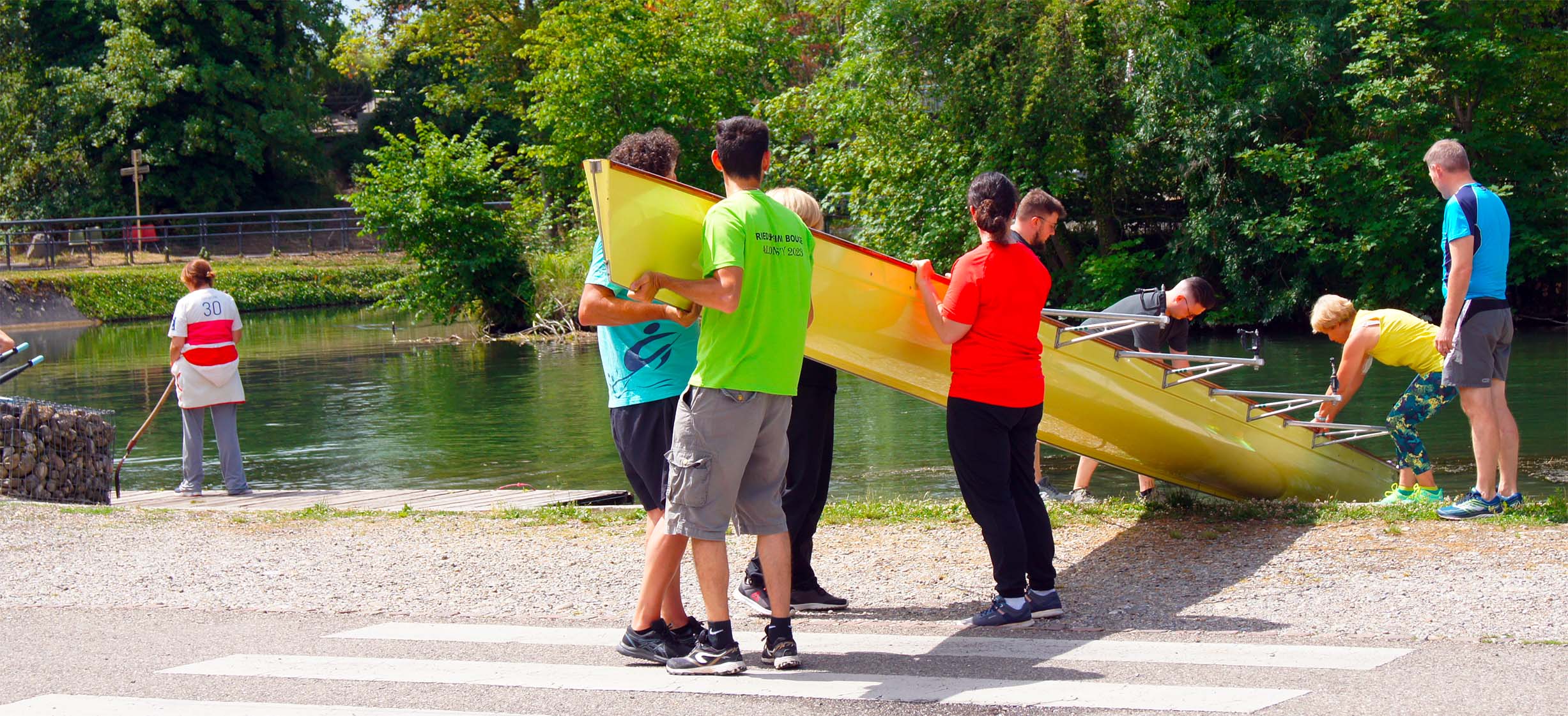 Les membres du club d'aviron de Mulhouse portant une yolette