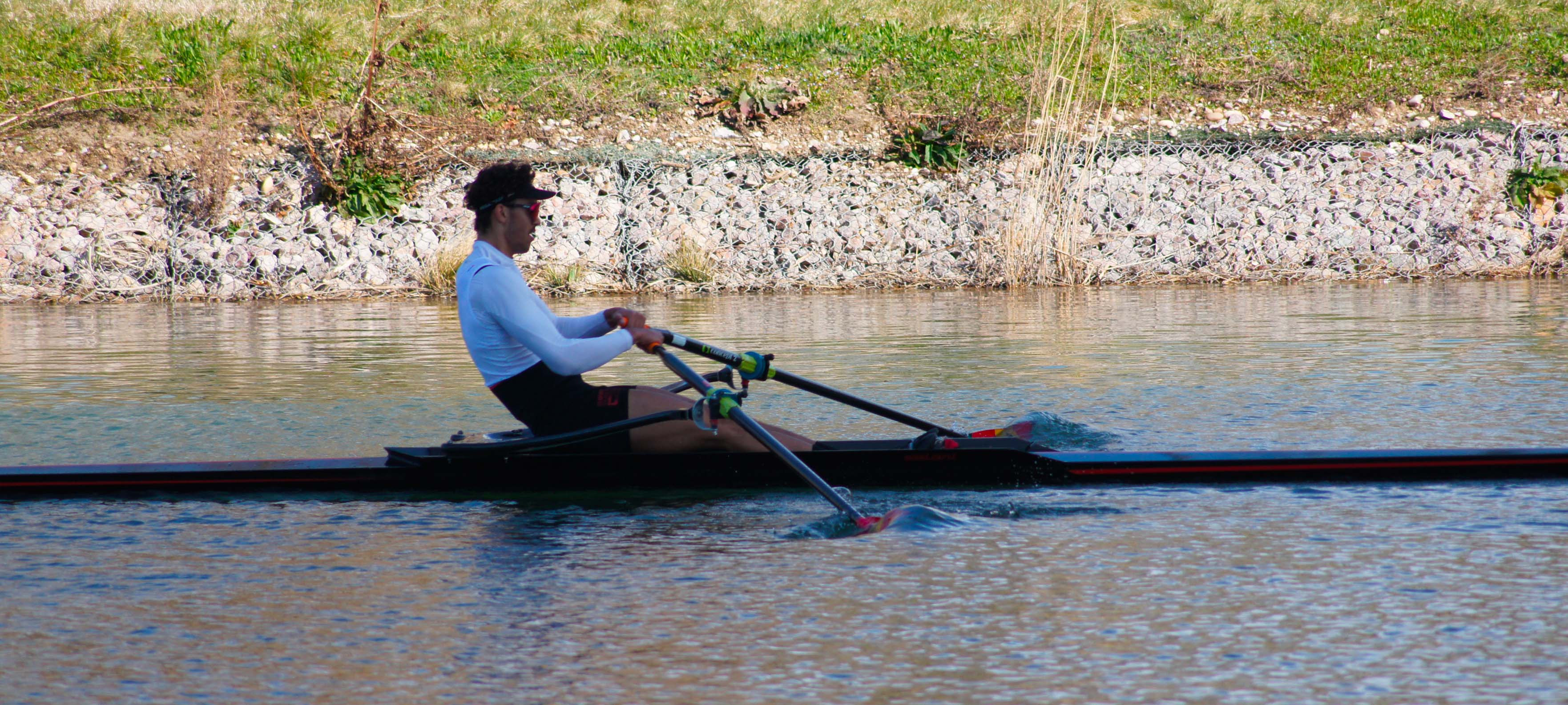 Un rameur en skiff au plan d'eau de Mulhouse