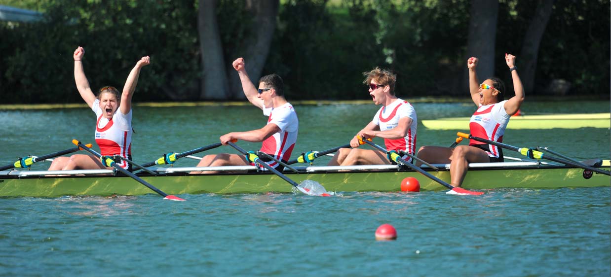 Equipe de compétiteurs pratiquant de l'aviron au club de Mulhouse